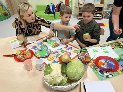 Poprzez oglądanie, dotykanie, wąchanie i kosztowanie warzyw dzieci uczyły się
prawidłowej percepcji bodźców oraz koncentracji uwagi podczas zajęć.