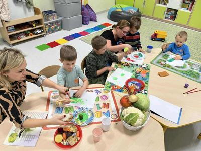 Poprzez oglądanie, dotykanie, wąchanie i kosztowanie warzyw dzieci uczyły się
prawidłowej percepcji bodźców oraz koncentracji uwagi podczas zajęć.