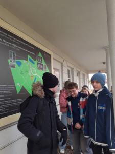 Uczniowie przed wejściem do Muzeum Jana Kochanowskiego w Czarnolesie.