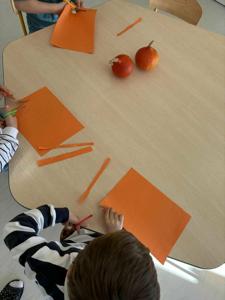 Zajęcia czytelnicze z dynią w roli głównej łączyły zabawę z nauką, czyli to, co małe
dzieci lubią najbardziej.