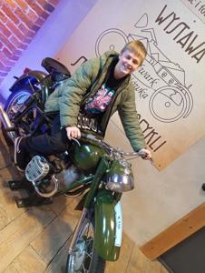 Wyjazd uczniów Szkoły Przysposabiającej do Pracy w Ulanowie do Folwarku Cyziówka- zwiedzanie Wystawy Starych Motocykli
