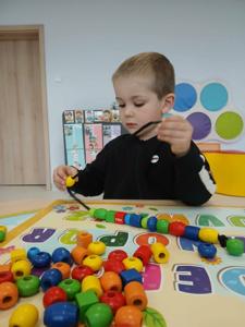 Przedszkolaki wysłuchały wiersza Czesława Janczarskiego „Naprawimy misia”, następnie
opisywały wygląd pluszowych misiów, które mieszkają w naszych salach.