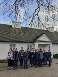 Uczestnicy wycieczki przed Dworkiem Fryderyka Chopina w Żelazowej Woli.