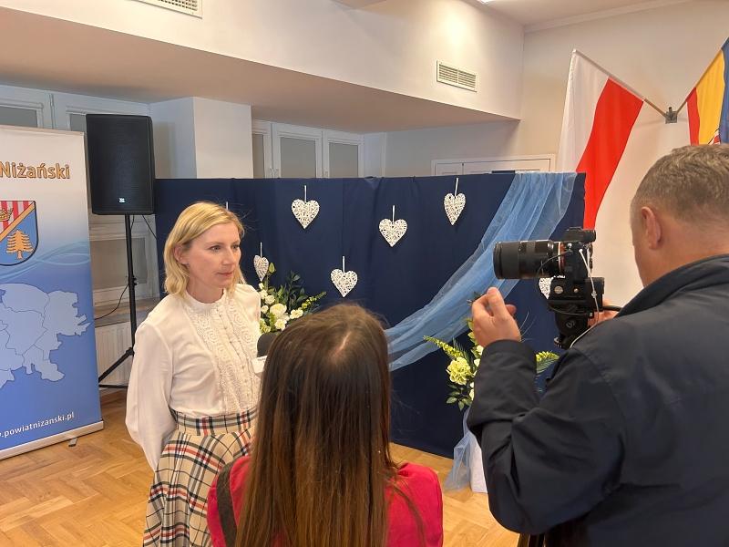 PANI MONIKA UDZIELA WYWIADU