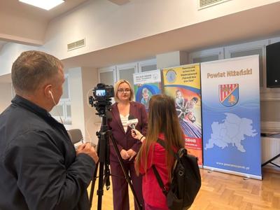 2PANI BEATA UDZIELA WYWIADU