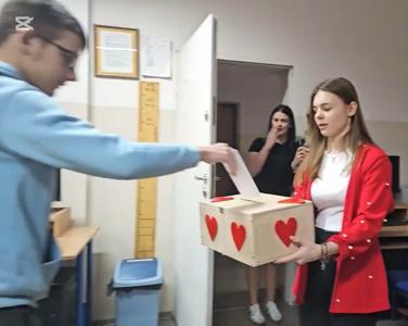 Dziś 14 lutego 2025 roku z inicjatywy Samorządu Uczniowskiego w Zespole Szkół nr 1 w Białej Piskiej,