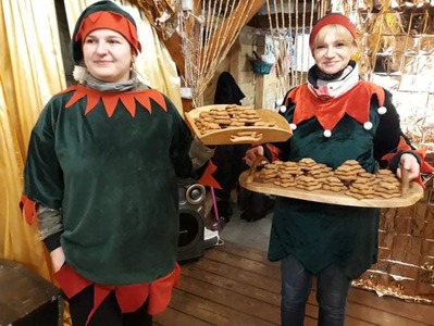 Panie prowadzące przebrane w stroje elfów z przygotowanymi tacami pierniczków.