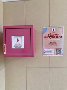 Zdjęcia różowej skrzyneczki zamontowanej na ścianie w damskiej łazience 