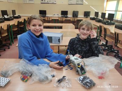 W ramach kółka informatycznego uczniowie klasy 7 składali robota. Robot się  nazywa KRYPTON 2- chodzący to wojownik, a jeżdżący to  maszyna wycierająca. 