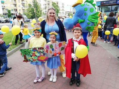 Pani Dyrektor z Królem Maciusiem i dziećmi. 