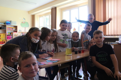  Międzynarodowy Dzień Kropki - Uczestnicy zajęć świetlicowych odkrywają tematykę zajęć