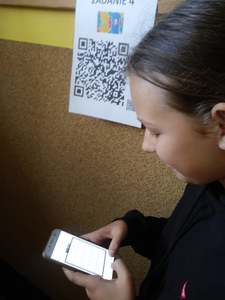 Ósmoklasistka rozwiązująca jedną z zagadek językowych z wykorzystaniem swojego smartfona
