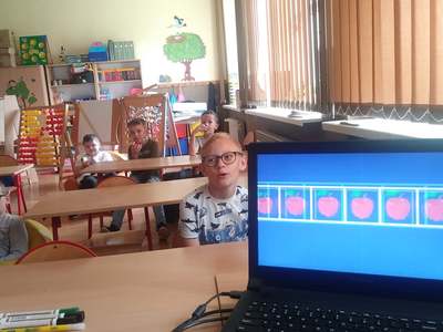 Uczniowie podczas projekcji filmu edukacyjnego