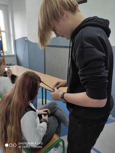 Chłopiec z klasy VII zaplata warkocz koleżance 