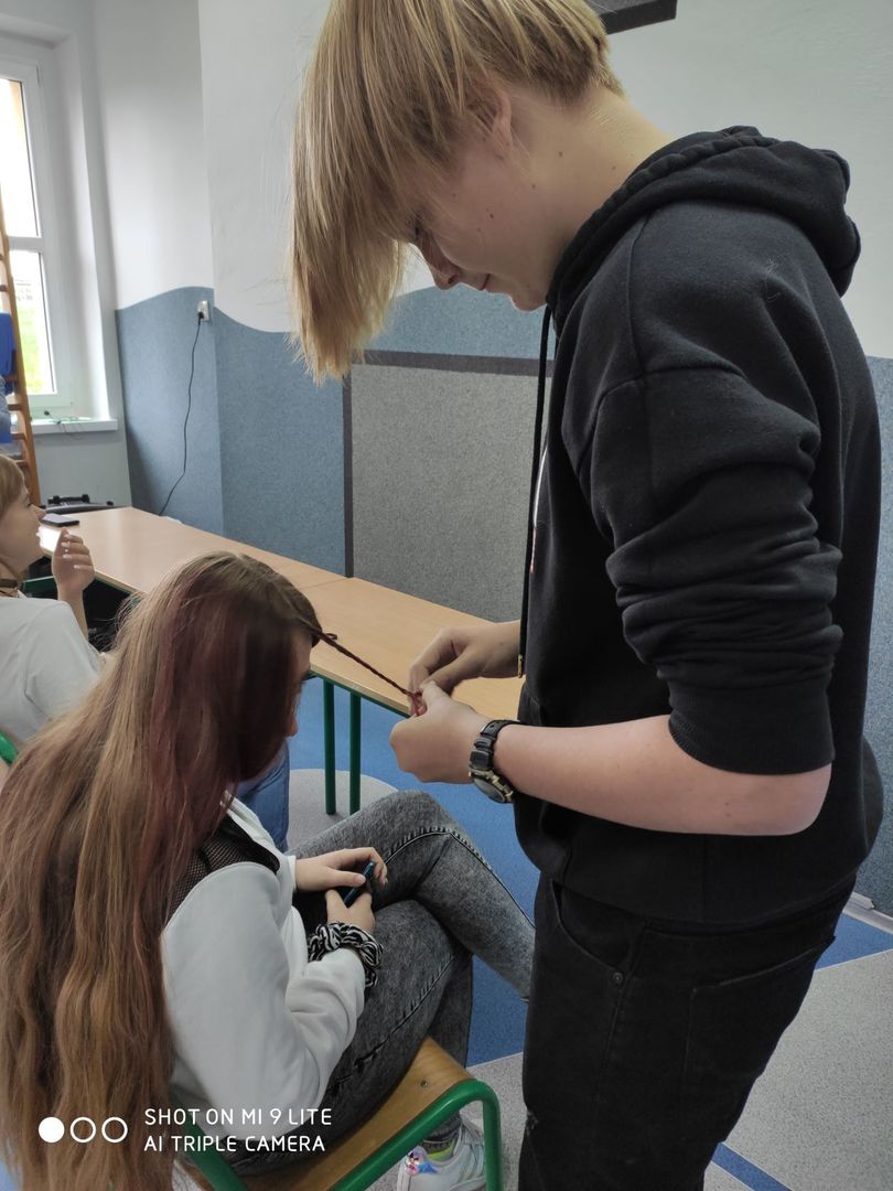 Chłopiec z klasy VII zaplata warkocz koleżance