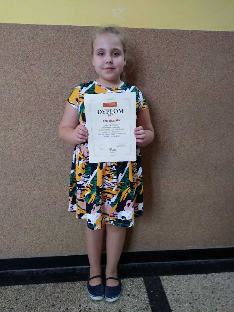 Uczennica klasy III Lena Nawara trzyma dyplom
