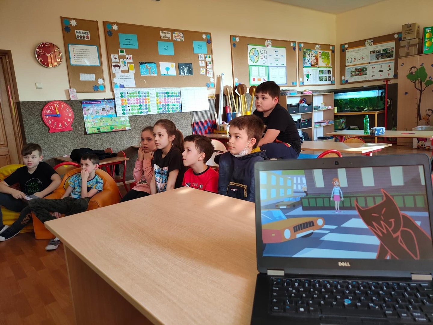 Uczniowie klasy II i III w trakcie filmu edukacyjnego w ramach obchodów DBI.