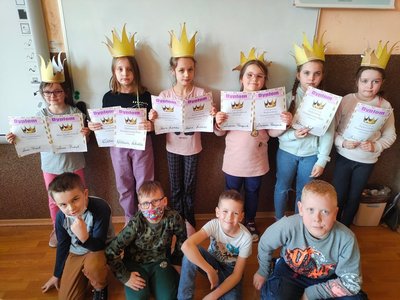  Obecni uczestnicy zajęć pozujący z otrzymanymi nagrodami.