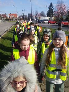 Uczniowie spacerujący ulicami miasta Woźniki.
