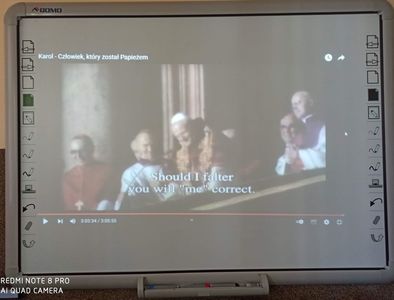 Zdjęcie przedstawia tablicę interaktywną, na której wyświetlono film „Karol – Człowiek, który został
Papieżem”.