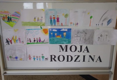 Zdjęcie przedstawia gazetkę szkolną, na której zaprezentowano wszystkie prace uczniów biorących udział w konkursie „Moja rodzina”.