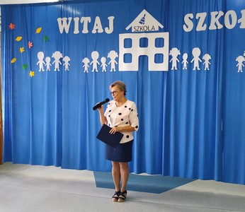 Zdjęcie przedstawia Panią Dyrektor Mariolę Kuliś podczas uroczystego rozpoczęcia roku szkolnego 2022/2023.