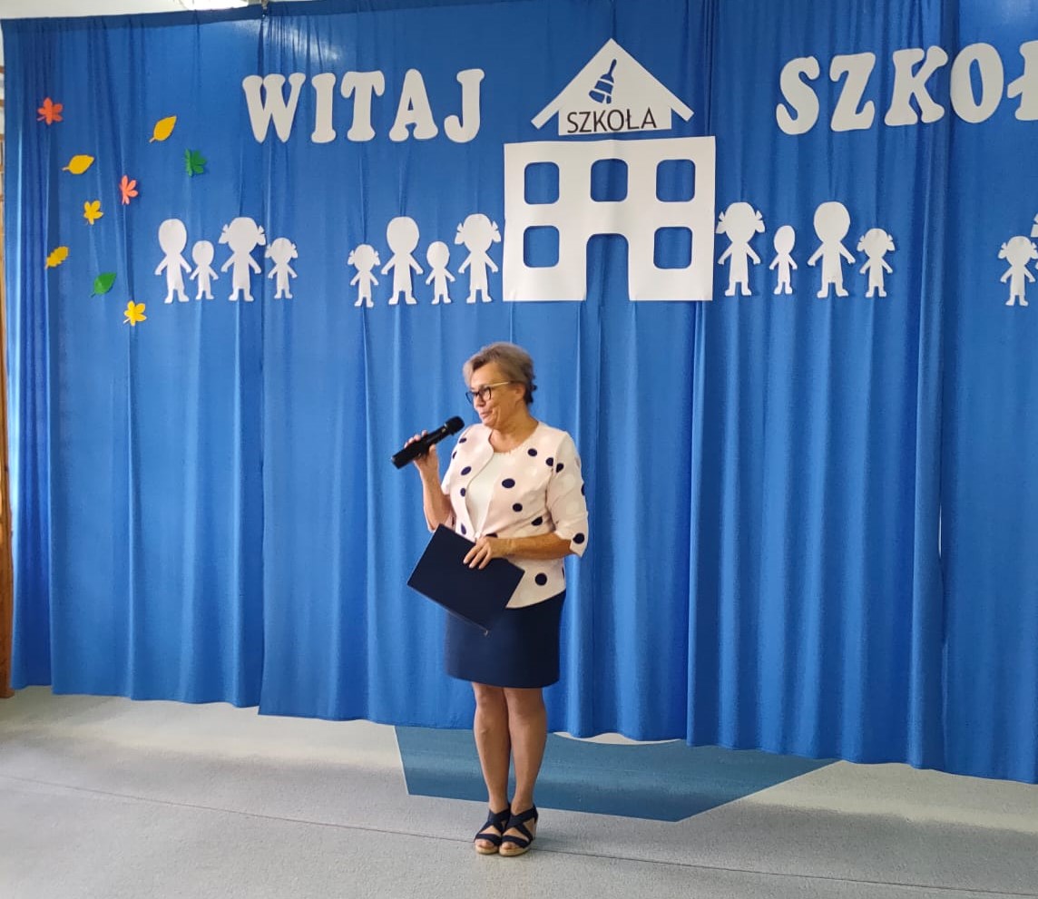 Zdjęcie przedstawia Panią Dyrektor Mariolę Kuliś podczas uroczystego rozpoczęcia roku szkolnego 2022/2023.