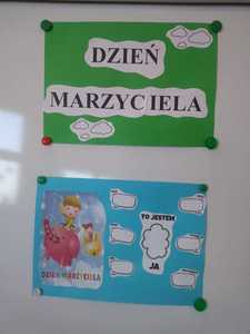 Tablica przedszkolna przedstawiająca plakaty „Dzień Marzyciela”.