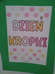Tablica przedszkolna przedstawiająca plakaty „Dzień Marzyciela”.