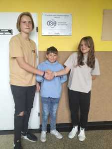 Uczniowie wchodzący w skład samorządu uczniowskiego, od lewej: Błażej Kuder klasa VIII, Antoni Mrozek klasa VI i Paulina Kot klasa VIII.