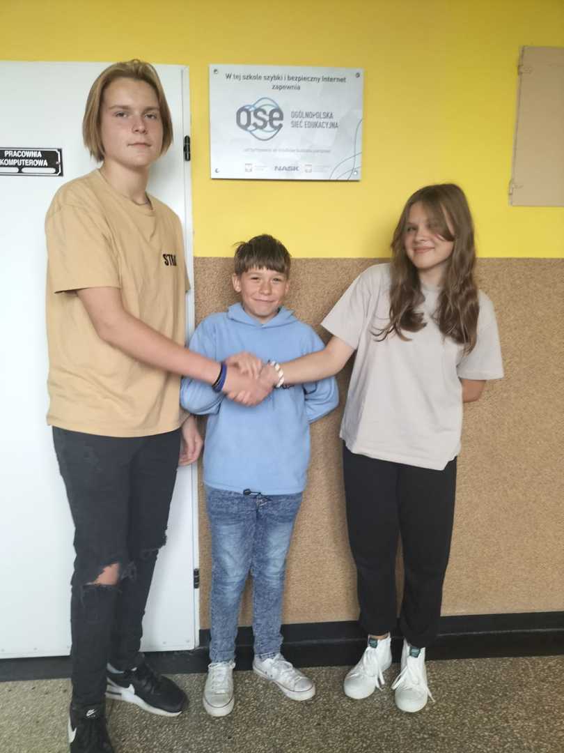 Uczniowie wchodzący w skład samorządu uczniowskiego, od lewej: Błażej Kuder klasa VIII, Antoni Mrozek klasa VI i Paulina Kot klasa VIII.