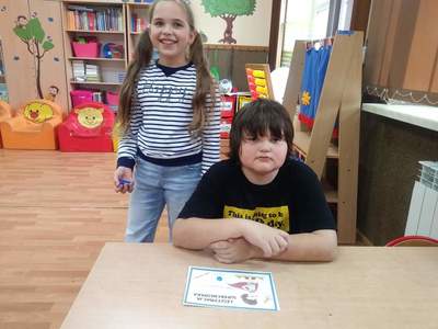 Zdjęcie przedstawia uśmiechniętych uczniów: Patrycję i Marka, w tle sala lekcyjna.