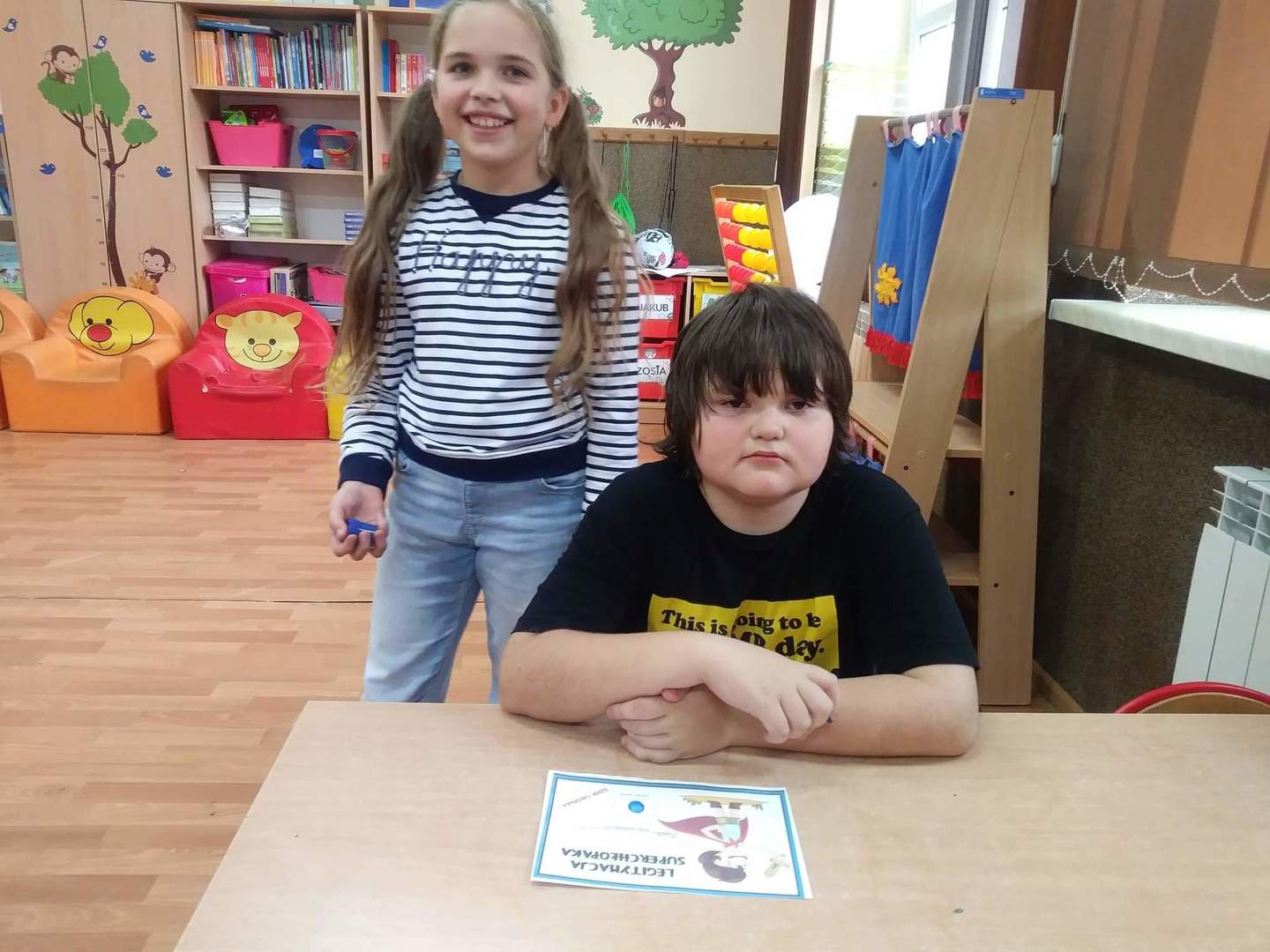 Zdjęcie przedstawia uśmiechniętych uczniów: Patrycję i Marka, w tle sala lekcyjna.