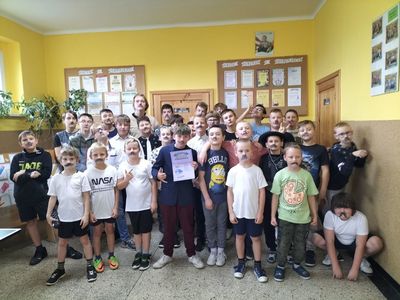 Na szkolnym korytarzu, wszyscy chłopcy z naszej szkoły ze śmiesznymi papierowymi wąsami.