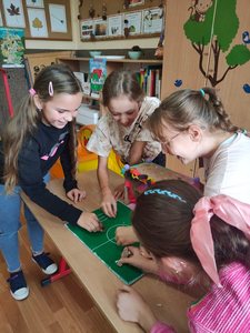 Uczennice prezentujące możliwości wykonanego modelu Szkoły Marzeń.