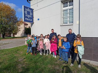 Uczestnicy wycieczki wraz z Pracownikami Policji przed Komisariatem w Woźnikach.
