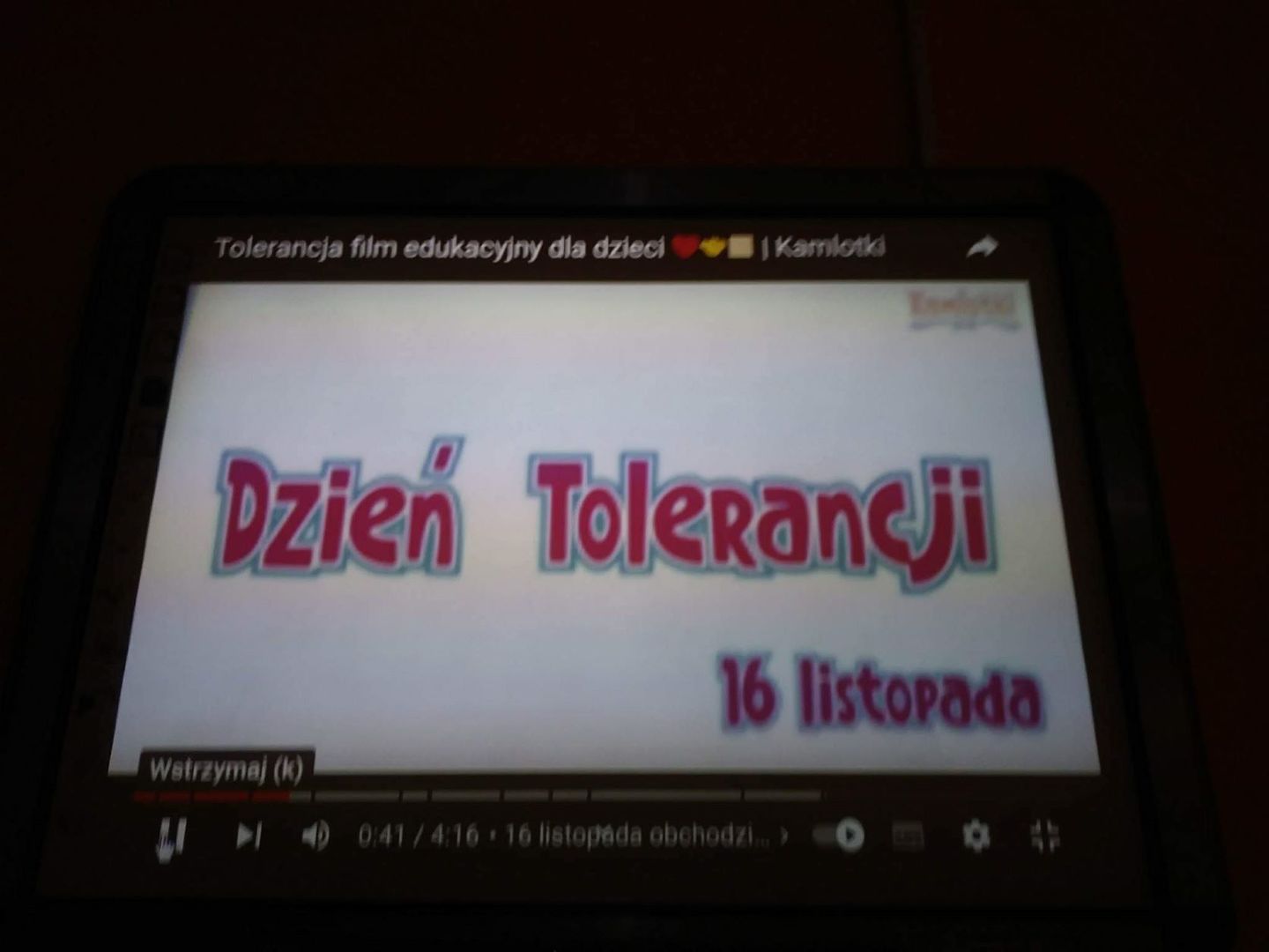 Zdjęcie przestawia napis „16 listopada Dzień Tolerancji” umieszczony na tablicy interaktywnej.