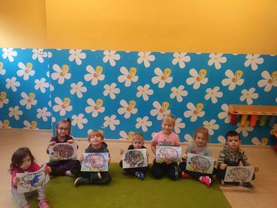 Zdjęcie przedstawia dzieci z kolorowankami – jeżykami.