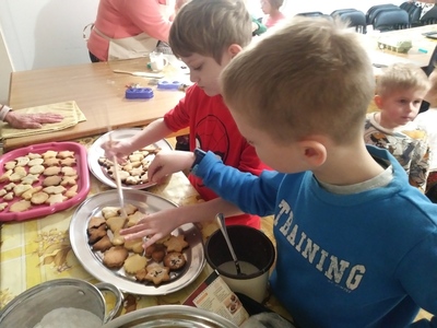 Uczniowie z klasy I podczas pieczenia ciasteczek w siedzibie Koła Gospodyń Wiejskich w Ligocie Woźnickiej.