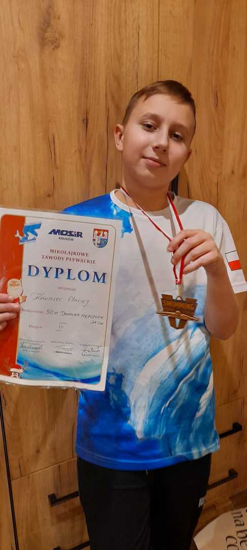 Maciej Kawalec z dyplomem.