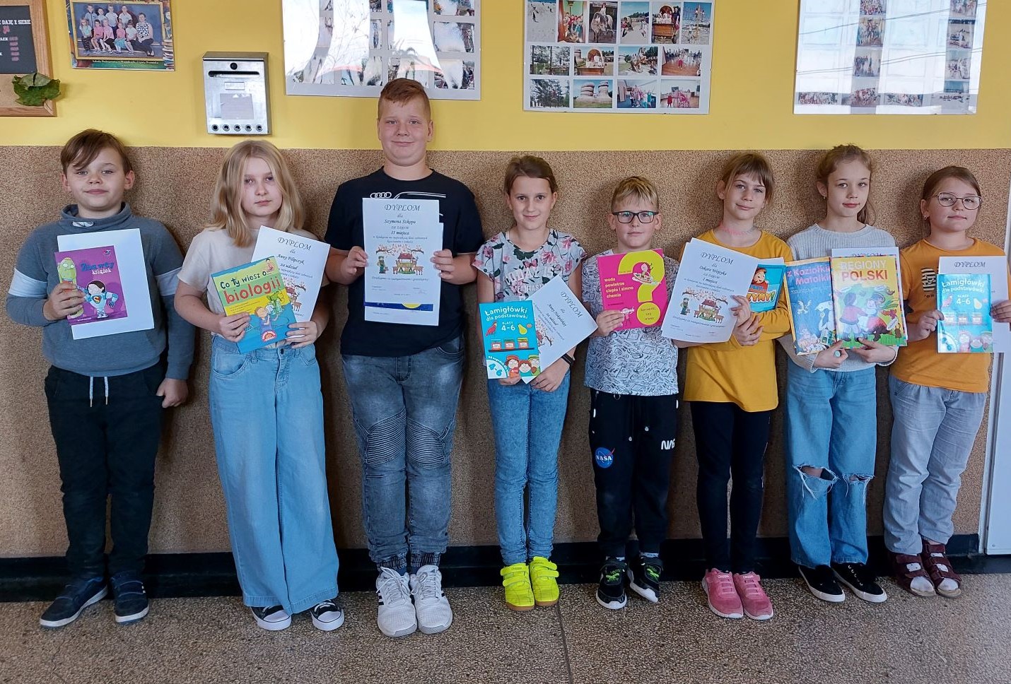 Uczniowie którzy wzięli udział w konkursie zbiórki kasztanów i żołędzi.