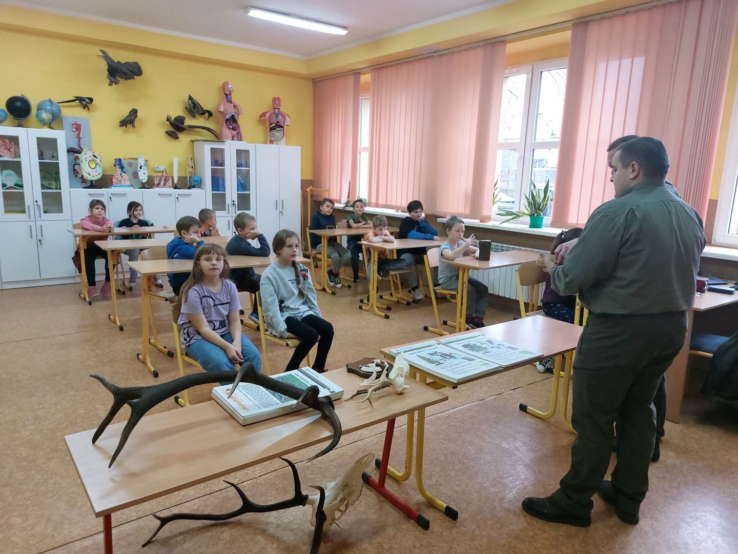Uczniowie w pracowni biologicznej na zajęciach z leśnikami.