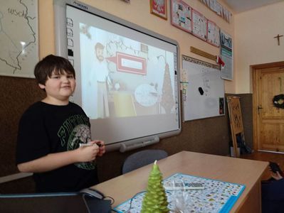 Uczeń w trakcie rozwiązywania zadań escape room'u.