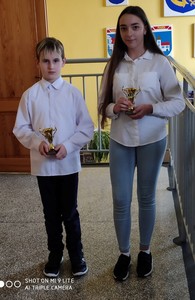 Fabian Wojsyk i Julia Kot z pucharkami.
