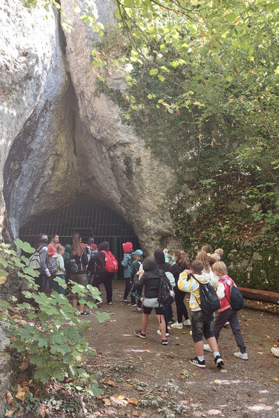 Uczniowie klas 4a oraz 4b przy Jaskini Nietoperzowej