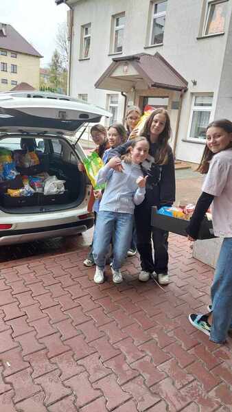 Uczniowie klasy 7b pakujący karmę dla psów i kotów