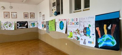 Plakaty z okazji Dnia Ziemi wykonane przez uczniów z klas IV-VIII
