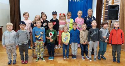 Pani policjantka z grupą Biedronek