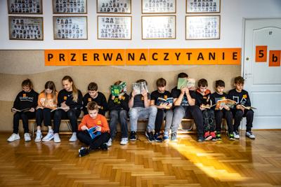 uczniowie klasy 5b podczas akcji „Przerwa na czytanie”