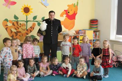 Zdjęcie grupowe - czterolatki z górnikiem